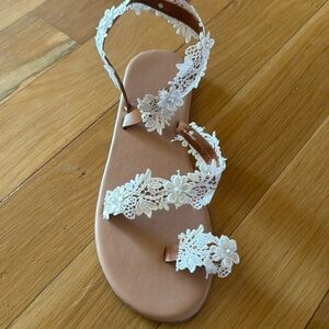 White Lace Floral Toe-strap Sandal Women’s 11 (43)